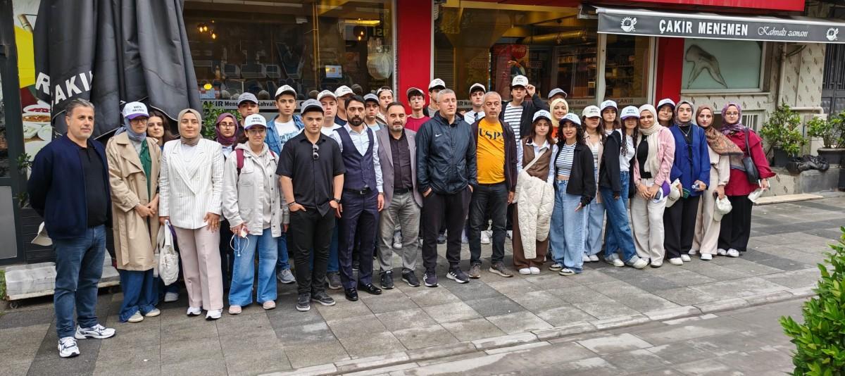 Başkan Teke ve Polat'tan gençlere destek: Kahtalı öğrencilere İstanbul'da ev sahipliği yaptılar Başkan Teke ve Polat'tan gençlere destek: Kahtalı öğrencilere İstanbul'da ev sahipliği yaptılar