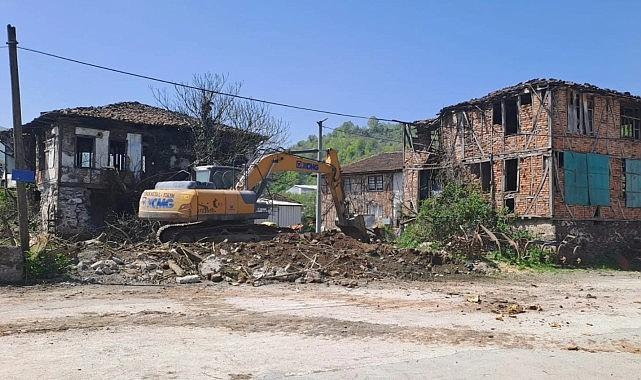 Gölcük'te Riskli Yapılar Birer Birer Yıkılıyor Gölcük'te Riskli Yapılar Birer Birer Yıkılıyor