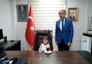 Minik Öğrenciler Adıyaman Üniversitesi Rektörlük koltuğuna oturdu