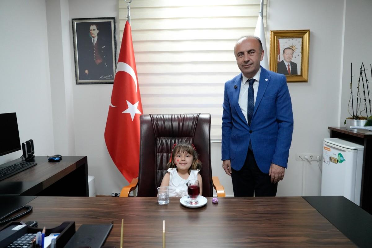 Minik Öğrenciler Adıyaman Üniversitesi Rektörlük koltuğuna oturdu Minik Öğrenciler Adıyaman Üniversitesi Rektörlük koltuğuna oturdu