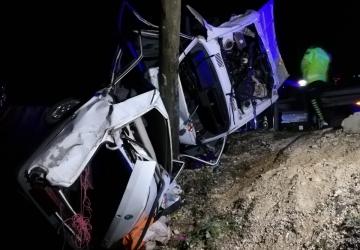 Otomobil direğe çarptı; Zeydanur öldü, anne ve babası yaralandı