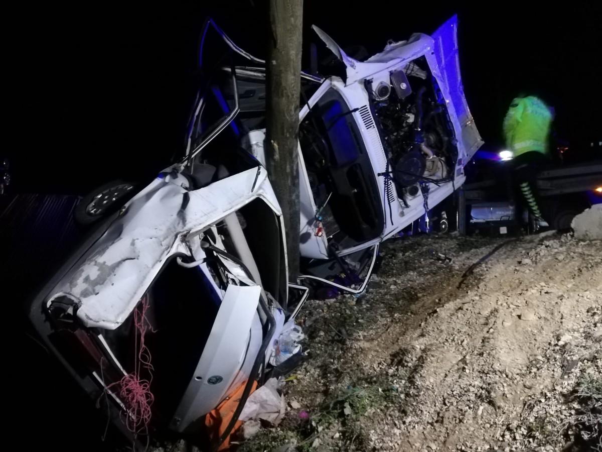 Otomobil direğe çarptı; Zeydanur öldü, anne ve babası yaralandı Otomobil direğe çarptı; Zeydanur öldü, anne ve babası yaralandı
