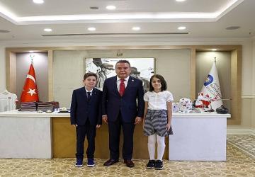Başkan Böcek makamını çocuk başkana devreti