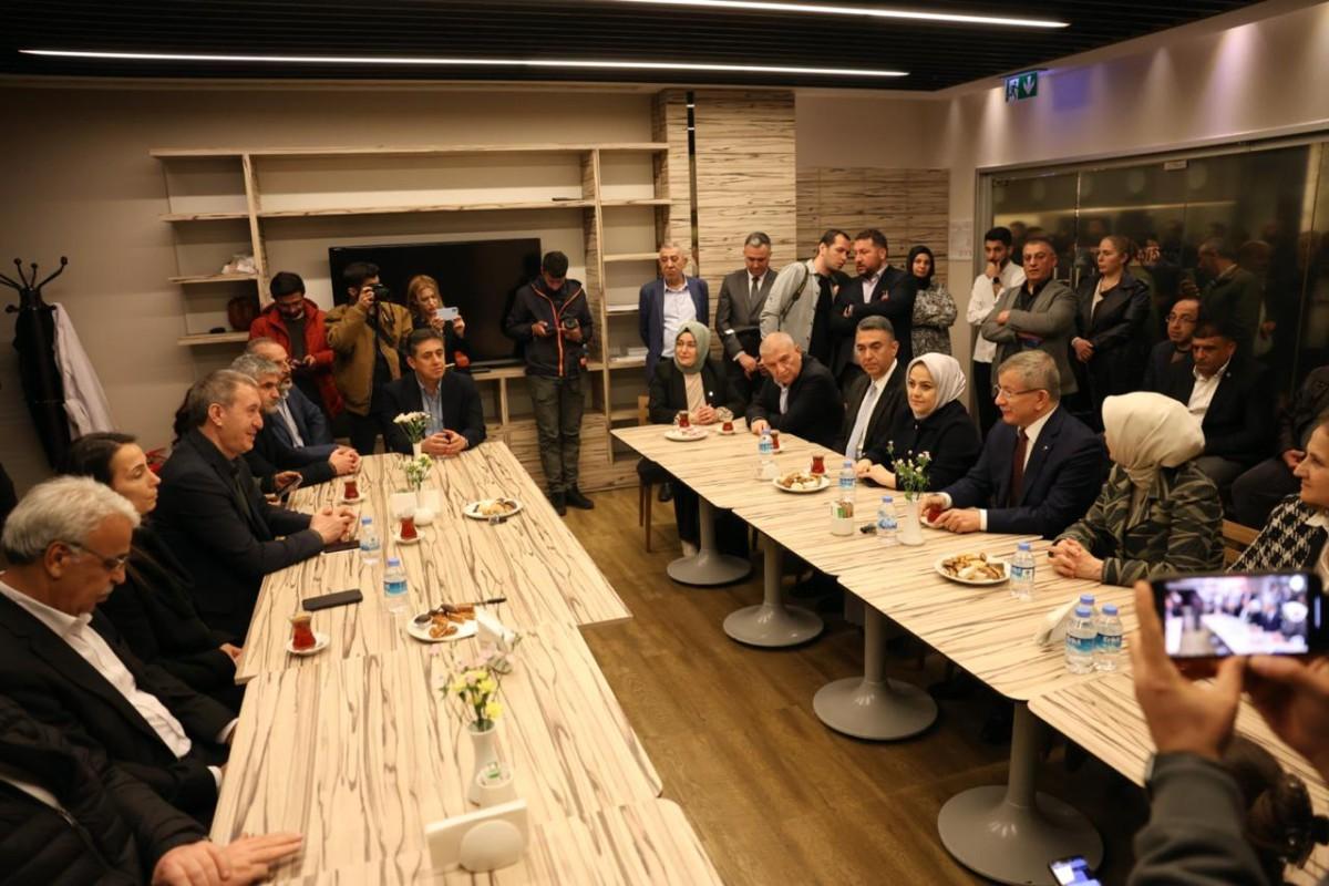 DEM Parti: 'Sırrı Süreyya Önder’in hastane süreci Türkiye'nin tüm renklerini bir araya getirdi' DEM Parti: 'Sırrı Süreyya Önder’in hastane süreci Türkiye'nin tüm renklerini bir araya getirdi'