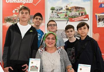 Yazar Halime Yıldız kitaplarını küçük okuyucuları için imzaladı