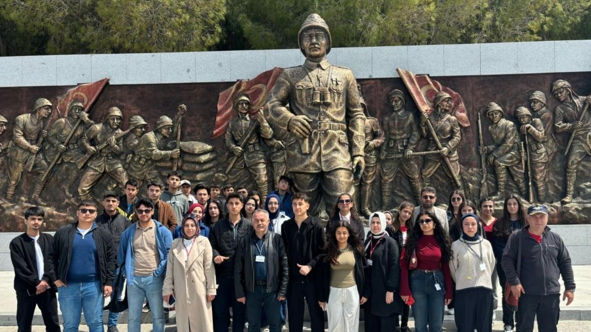 Kahta Anadolu Lisesi öğrencileri, Osmanlı’dan Cumhuriyet’e uzanan tarihi süreci deneyimledi Kahta Anadolu Lisesi öğrencileri, Osmanlı’dan Cumhuriyet’e uzanan tarihi süreci deneyimledi