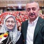 Büyükakın'dan annesine çiçekli kutlama