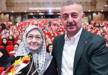 Büyükakın'dan annesine çiçekli kutlama