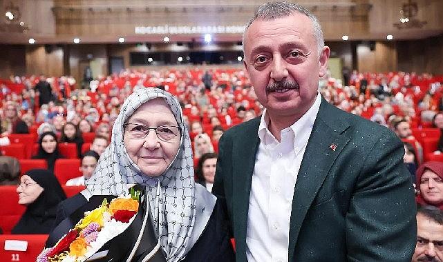 Büyükakın'dan annesine çiçekli kutlama Büyükakın'dan annesine çiçekli kutlama