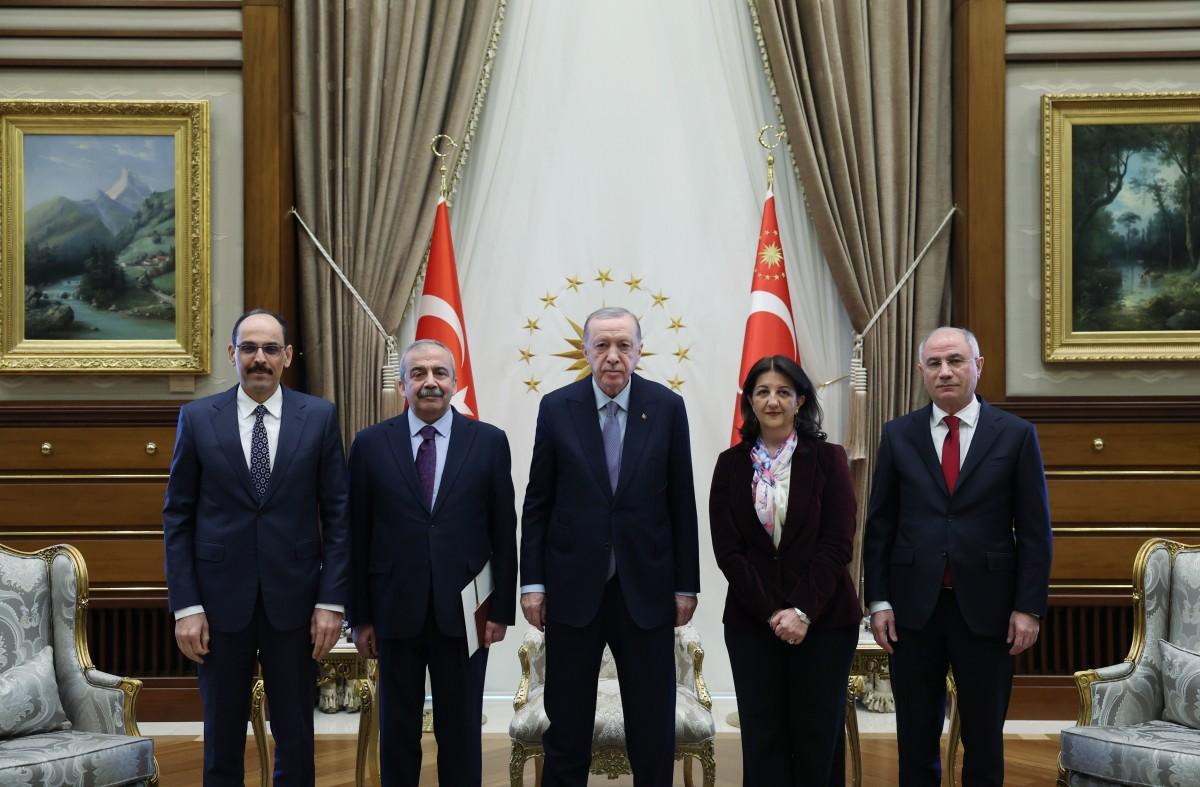 Cumhurbaşkanı Erdoğan, DEM Parti İmralı Heyeti’ni Beştepe’de kabul etti Cumhurbaşkanı Erdoğan, DEM Parti İmralı Heyeti’ni Beştepe’de kabul etti