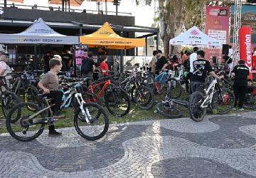 Kemer'de bisiklet turu ardından mini konser