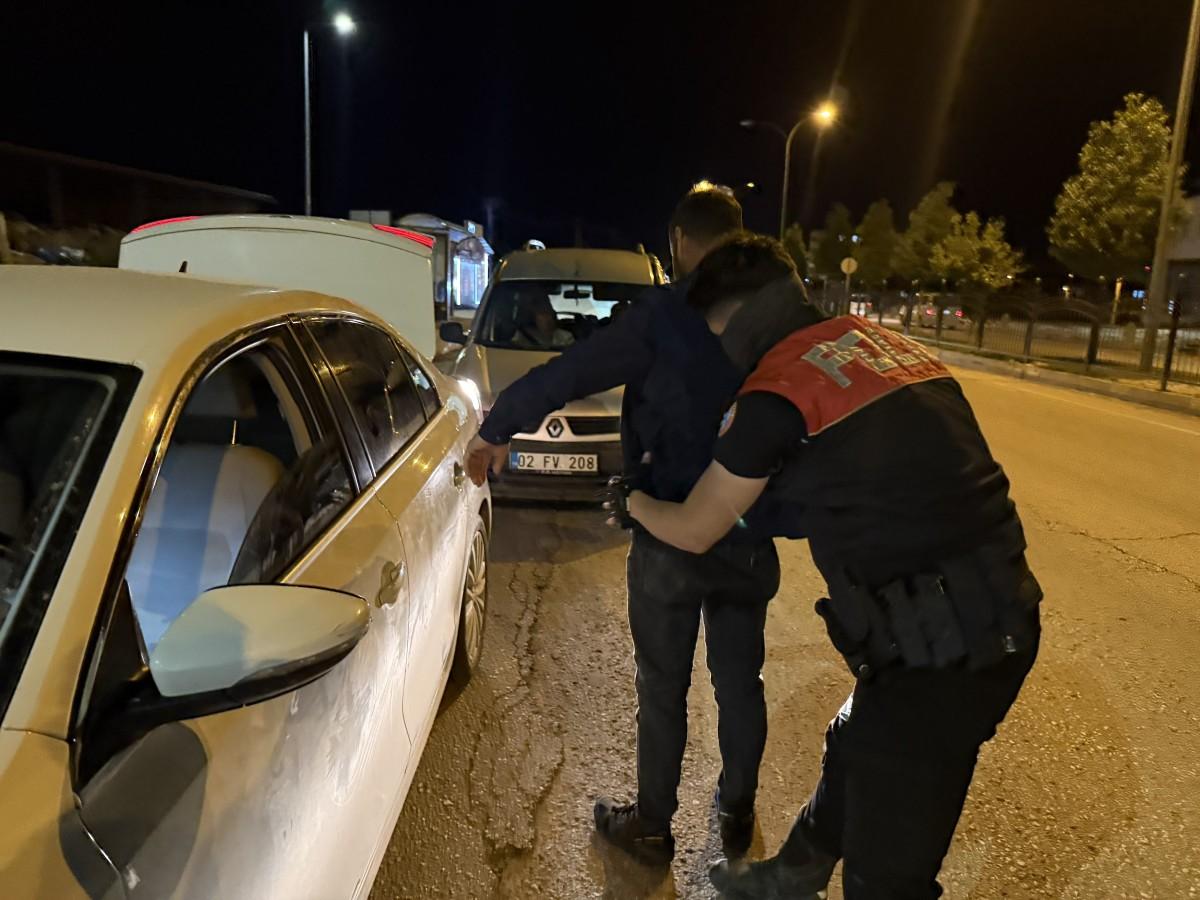 Adıyaman’da 1 Mayıs öncesi polis ekiplerinden ‘Dar Alan’ uygulaması - Videolu Haber Adıyaman’da 1 Mayıs öncesi polis ekiplerinden ‘Dar Alan’ uygulaması - Videolu Haber