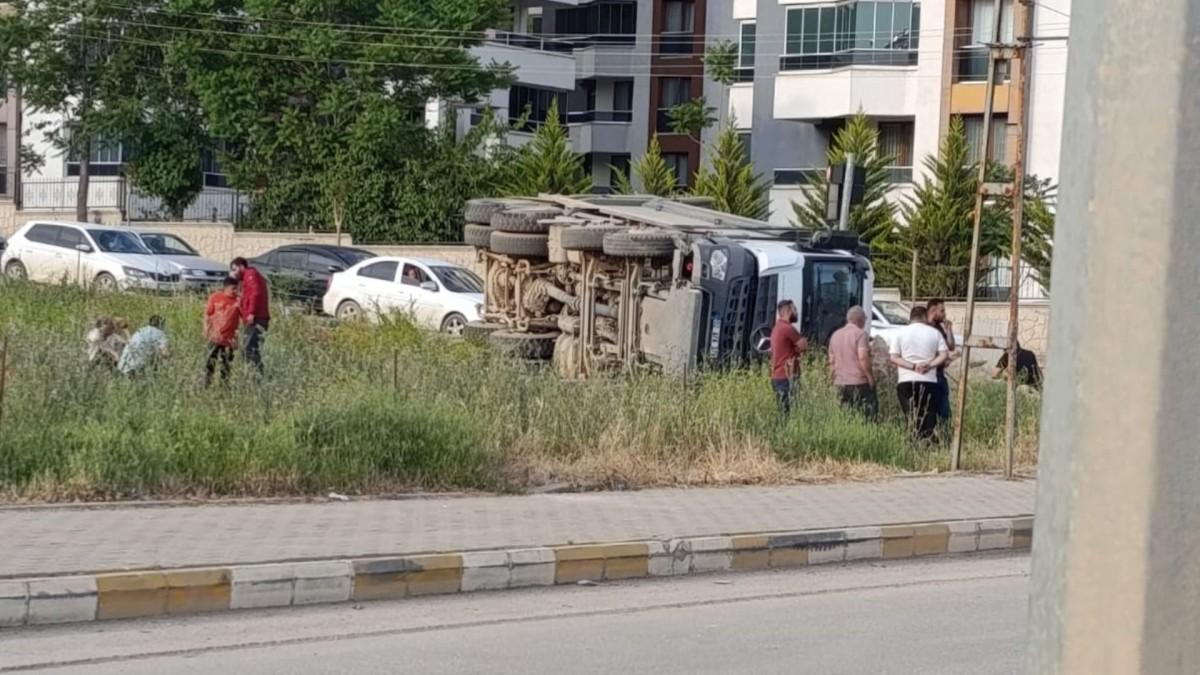 Adıyaman’da TOKİ şantiyesinden çıkan kamyon devrildi: Şans eseri yaralanan olmadı Adıyaman’da TOKİ şantiyesinden çıkan kamyon devrildi: Şans eseri yaralanan olmadı