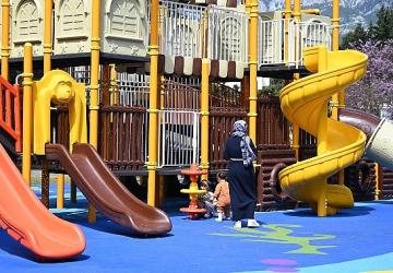 Kemer'de parklar yenileniyor