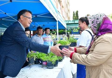 Büyükşehir Anneler Günü'nde çiçek dağıttı