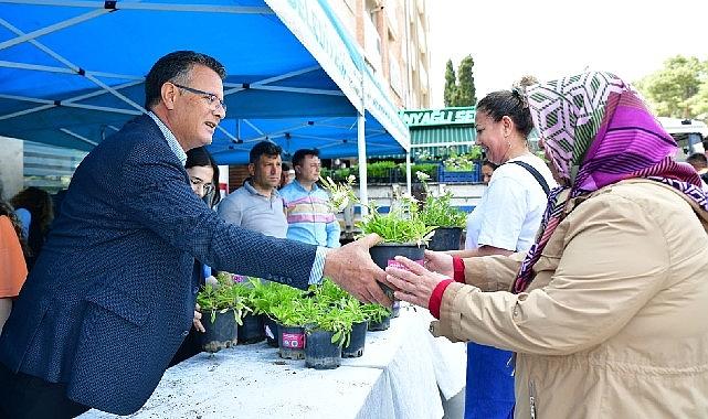 Büyükşehir Anneler Günü'nde çiçek dağıttı Büyükşehir Anneler Günü'nde çiçek dağıttı