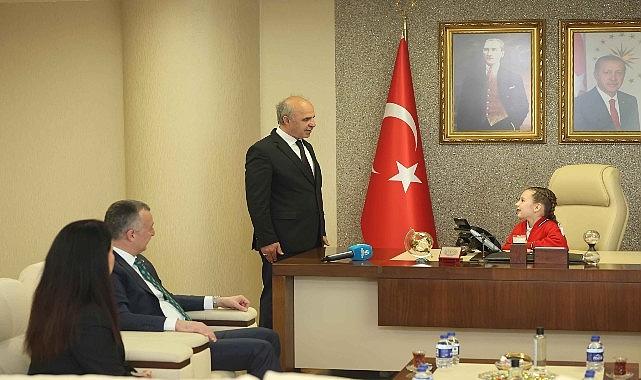 Başkan Büyükakın geleneği bozmadı: Çocuk Bayramı'nda Başkan Damla oldu Başkan Büyükakın geleneği bozmadı: Çocuk Bayramı'nda Başkan Damla oldu