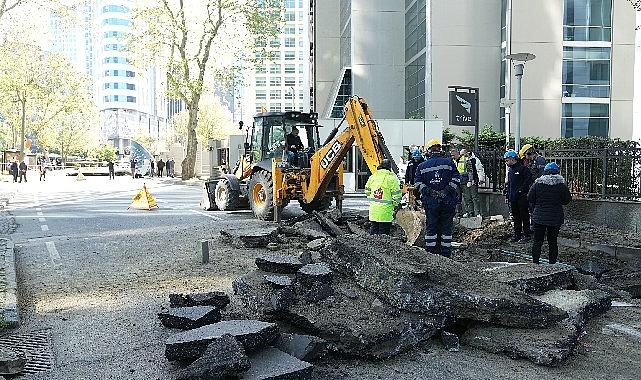 Sarıyer Maslak yol çökmesinde su ve doğalgaz hatları onarıldı, akış normale döndü Sarıyer Maslak yol çökmesinde su ve doğalgaz hatları onarıldı, akış normale döndü