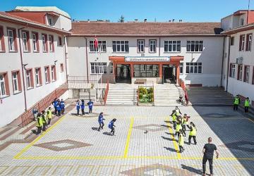 İnegöl'de Okul Bahçelerine Bahar Geldi