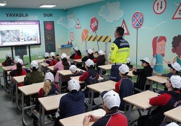 Trafik Eğitim Parkı'nda Türk bayrağıyla renkli kutlama