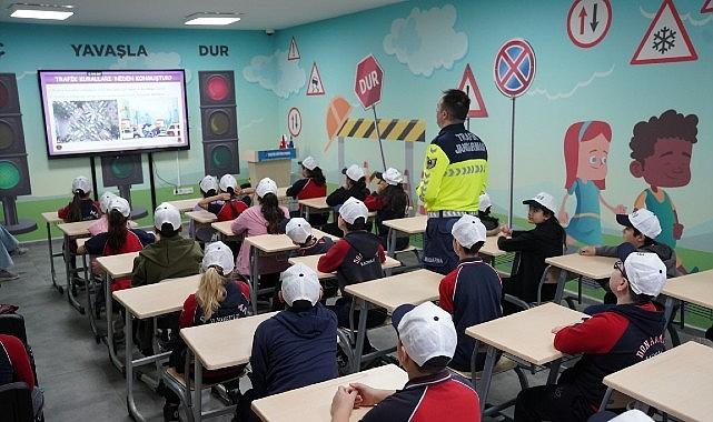 Trafik Eğitim Parkı'nda Türk bayrağıyla renkli kutlama