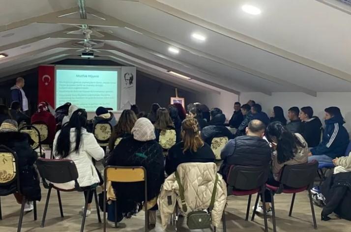 Ayvalık Belediyesi'nden Personeline Düzenli Hijyen Eğitimi Ayvalık Belediyesi'nden Personeline Düzenli Hijyen Eğitimi