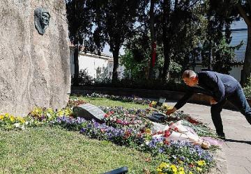 Başkan Tugay Zübeyde Hanım'ın anıt mezarını ziyaret etti