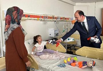 Başkan Altay SÜ Tıp Fakültesi'nde Tedavi Gören Hastaları Ziyaret Etti