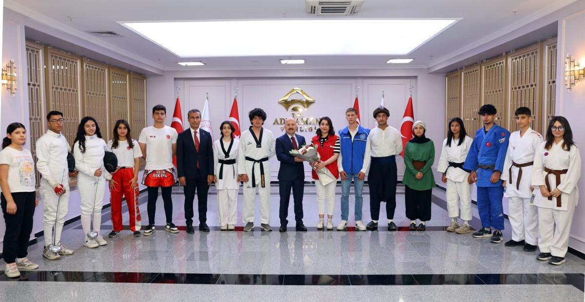 Vali Varol: Cumhuriyetin geleceği gençlerin omuzlarında Vali Varol: Cumhuriyetin geleceği gençlerin omuzlarında