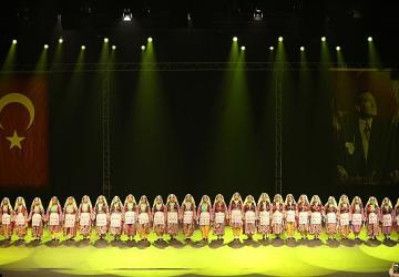 Küçükçekmece Belediyesi Halk Dansları Topluluğu, Yıl Sonu Gösterisi Düzenledi