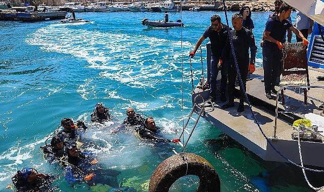Antalya Büyükşehir Belediyesi'nden Kaleiçi Yat Limanı'nda deniz dip temizliği Antalya Büyükşehir Belediyesi'nden Kaleiçi Yat Limanı'nda deniz dip temizliği