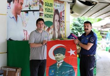 NARLIDERE BELEDİYESİ BASIN MERKEZİ NARLIDERE BELEDİYESİ'NDEN ESNAFA BAYRAK DAĞITIMI Narlıdere Belediyesi, 19 Mayıs'ın 106'ncı yıl dönümü kutlamaları kapsamında ilçe esnaf