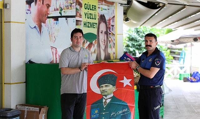 NARLIDERE BELEDİYESİ BASIN MERKEZİ NARLIDERE BELEDİYESİ'NDEN ESNAFA BAYRAK DAĞITIMI Narlıdere Belediyesi, 19 Mayıs'ın 106'ncı yıl dönümü kutlamaları kapsamında ilçe esnaf