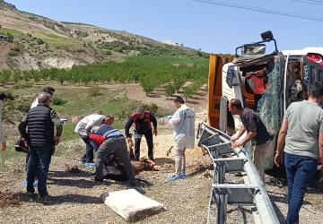Besni’de feci kaza: Hafriyat kamyonu devrildi, 30 yaşındaki Murat Sağdıç olay yerinde yaşamını yitirdi - Videolu Haber