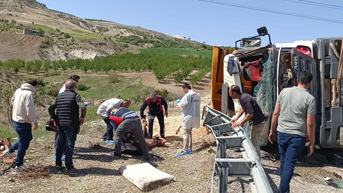 Besni’de feci kaza: Hafriyat kamyonu devrildi, 30 yaşındaki Murat Sağdıç olay yerinde yaşamını yitirdi - Videolu Haber