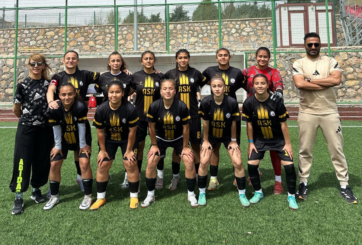 Adil Sani Konukoğlu Spor Lisesi kadın ve erkek futbol takımları Türkiye finallerinde Adil Sani Konukoğlu Spor Lisesi kadın ve erkek futbol takımları Türkiye finallerinde