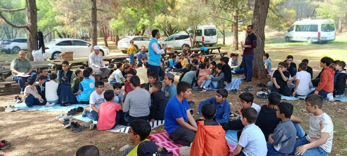 Kahta’da hafız öğrenciler piknikte buluştu: Kur’an kursu öğrencileri etkinliklerle moral depoladı Kahta’da hafız öğrenciler piknikte buluştu: Kur’an kursu öğrencileri etkinliklerle moral depoladı