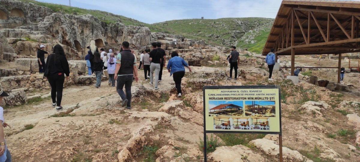 Adıyaman Belediyesi’nden YKS Adaylarına moral gezisi: Perre Antik Kenti’nde tarihle buluşma - Videolu Haber Adıyaman Belediyesi’nden YKS Adaylarına moral gezisi: Perre Antik Kenti’nde tarihle buluşma - Videolu Haber