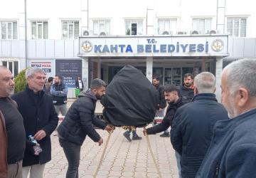 Kahta'da 'Eski Çarşı' krizi büyüyor: Esnaf belediyeye siyah çelenk bıraktı