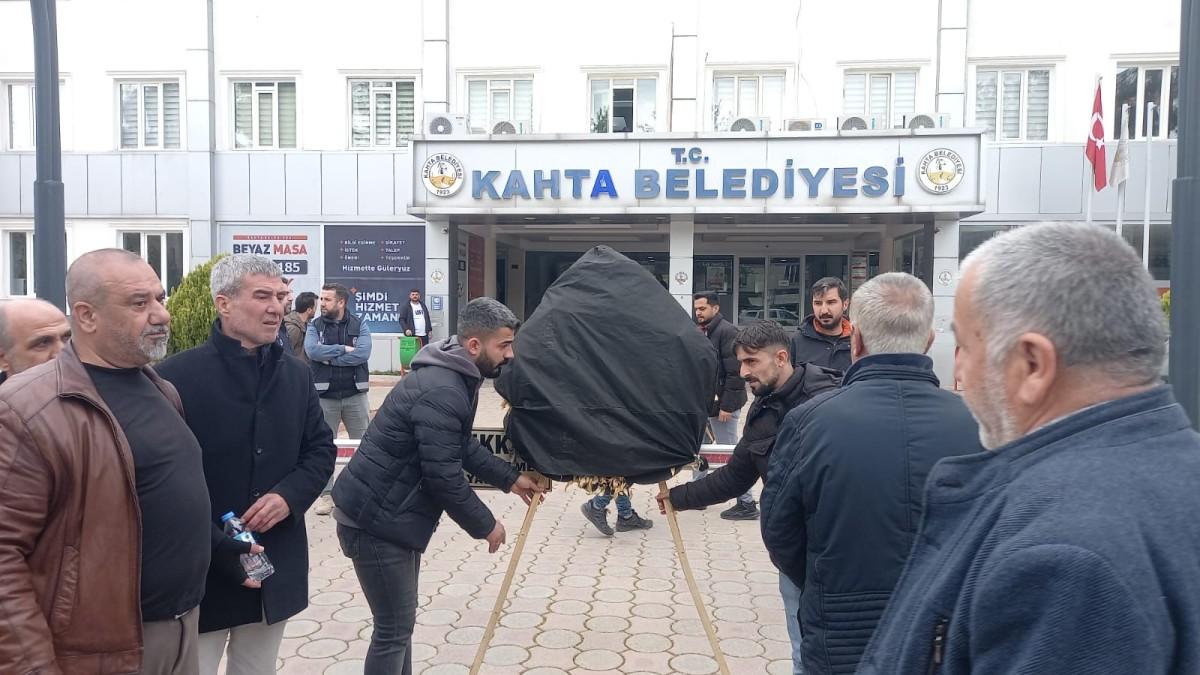 Kahta'da 'Eski Çarşı' krizi büyüyor: Esnaf belediyeye siyah çelenk bıraktı Kahta'da 'Eski Çarşı' krizi büyüyor: Esnaf belediyeye siyah çelenk bıraktı