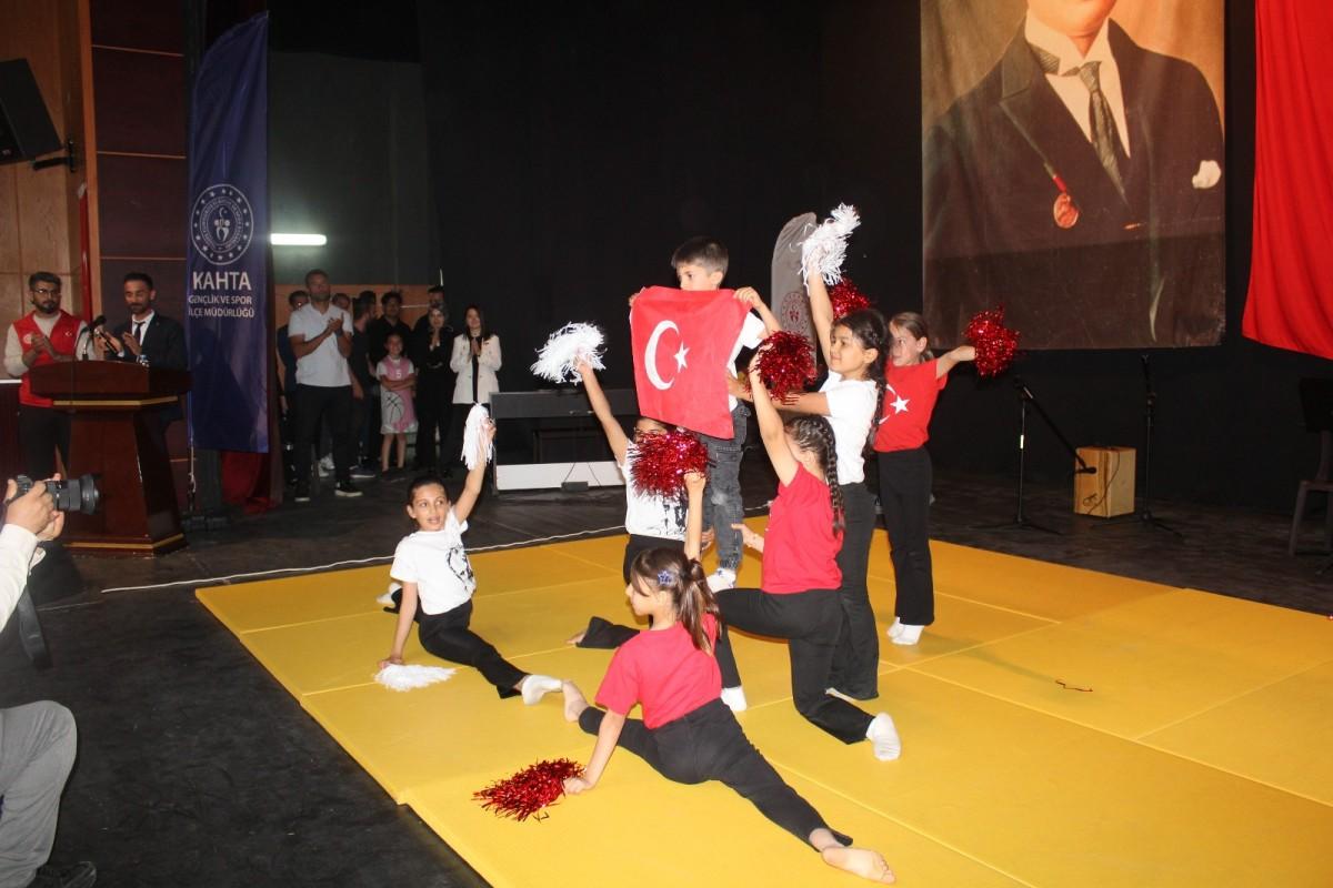 Kahta’da 19 Mayıs coşkusu kortejle başladı, Kültür Merkezi’nde zirveye ulaştı Kahta’da 19 Mayıs coşkusu kortejle başladı, Kültür Merkezi’nde zirveye ulaştı