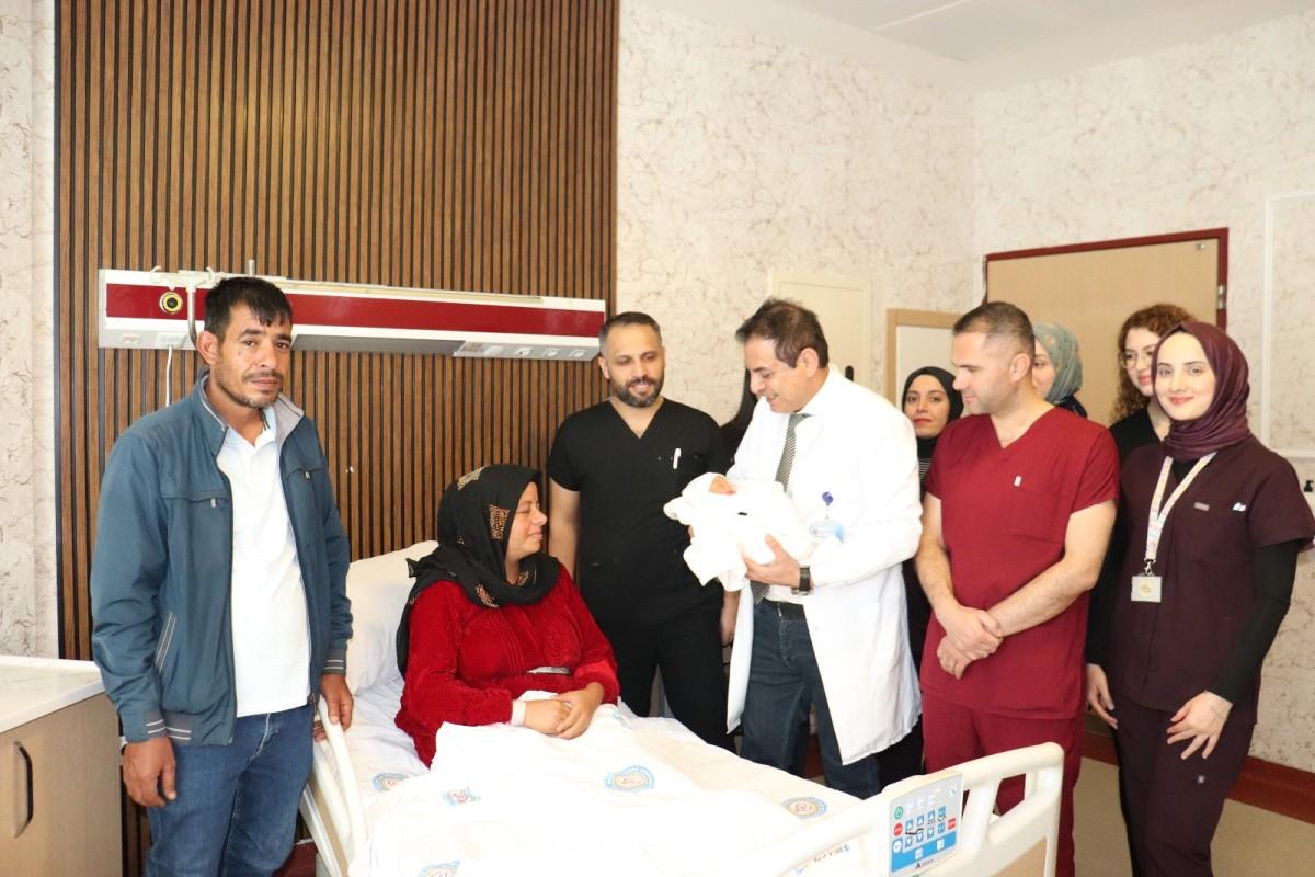 15 yıl sonra gelen mutluluk: Olgun Ailesi Harran Üniversitesi Hastanesi’nde evlat sahibi oldu - Videolu Haber 15 yıl sonra gelen mutluluk: Olgun Ailesi Harran Üniversitesi Hastanesi’nde evlat sahibi oldu - Videolu Haber