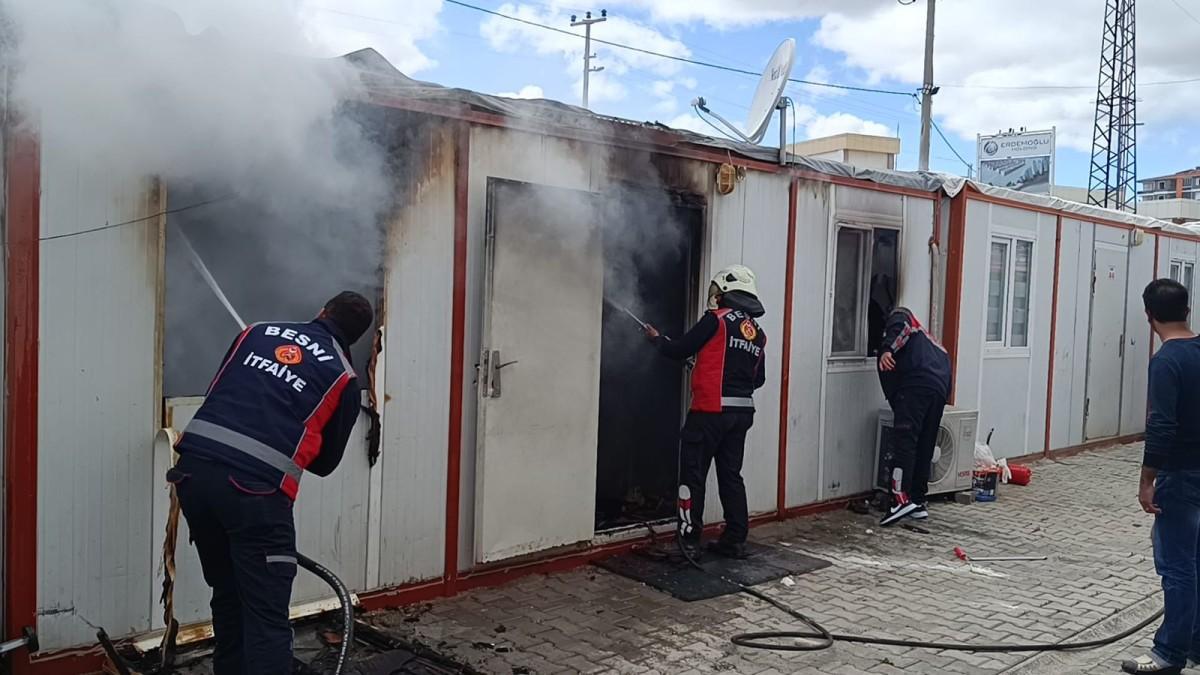 Adıyaman Besni’de konteyner kentte yangın: 5 kişi dumandan etkilendi - Videolu Haber