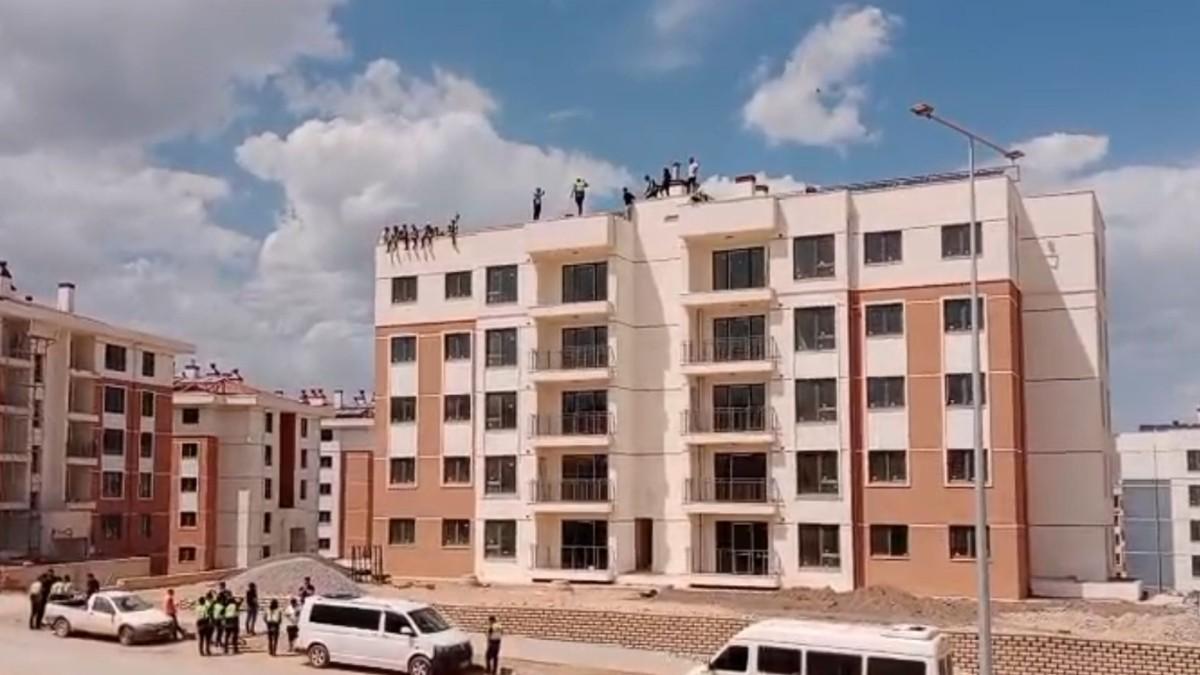 Adıyaman'da deprem konutları şantiyesinde işçi eylemi: 'Üç aydır ücret alamıyoruz' - Videolu Haber Adıyaman'da deprem konutları şantiyesinde işçi eylemi: 'Üç aydır ücret alamıyoruz' - Videolu Haber