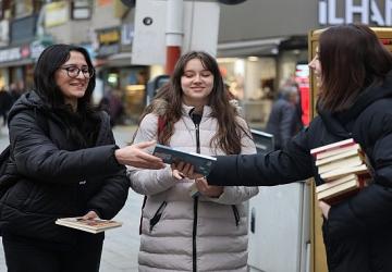 Cumhuriyet Bulvarı'nda kitap sürprizi