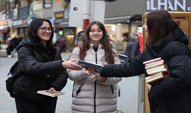Cumhuriyet Bulvarı'nda kitap sürprizi Cumhuriyet Bulvarı'nda kitap sürprizi