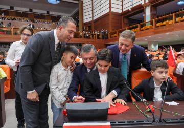 Özgür Özel’den Bahçeli’ye yanıt: 'Bizim kültürümüzde yerdekine vurmak yok'
