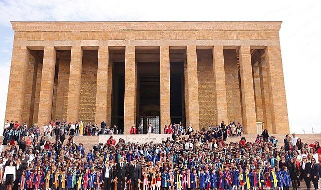 Çankayalı Minik Mezunlar Atasının Huzurunda