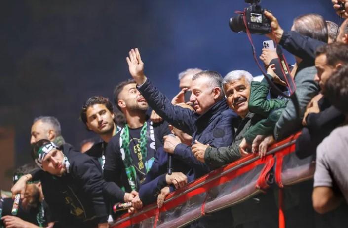 Kocaelispor Taraftarlarından Başkan Büyükakın’a Coşkulu Karşılama Kocaelispor Taraftarlarından Başkan Büyükakın’a Coşkulu Karşılama