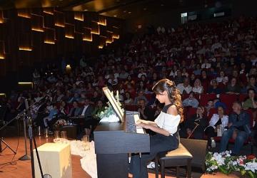 Dikili'de küçük yıldızlar büyük alkış aldı